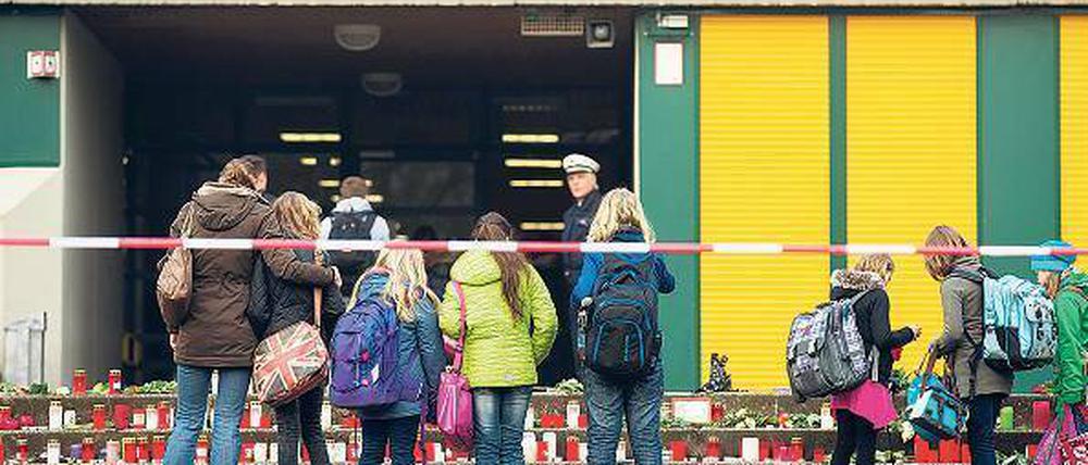 Gegen zu aufdringliche Journalisten haben sich die Schüler des Joseph-König-Gymnasiums versucht zu wehren. Mitschüler und Lehrer waren bei dem Absturz gestorben.