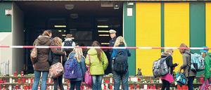 Gegen zu aufdringliche Journalisten haben sich die Schüler des Joseph-König-Gymnasiums versucht zu wehren. Mitschüler und Lehrer waren bei dem Absturz gestorben. 