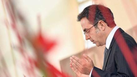 Navid Kermani beim stillen Gebet in der Paulskirche, nach seiner Rede.