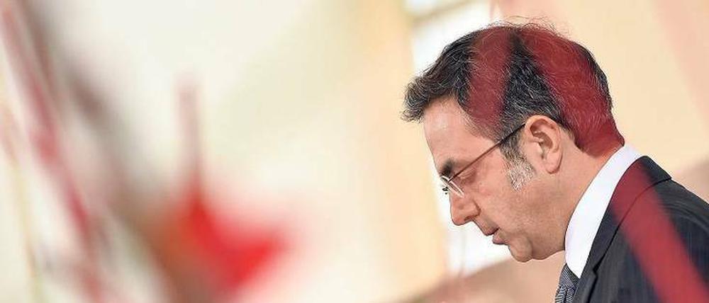 Navid Kermani beim stillen Gebet in der Paulskirche, nach seiner Rede.