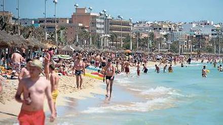 Einen Kollaps der Insel – hier der Strand von Arenal – fürchten die einheimischen Politiker, wenn die Touristenströme weiter anwachsen.