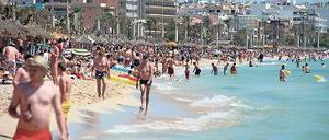 Einen Kollaps der Insel – hier der Strand von Arenal – fürchten die einheimischen Politiker, wenn die Touristenströme weiter anwachsen.