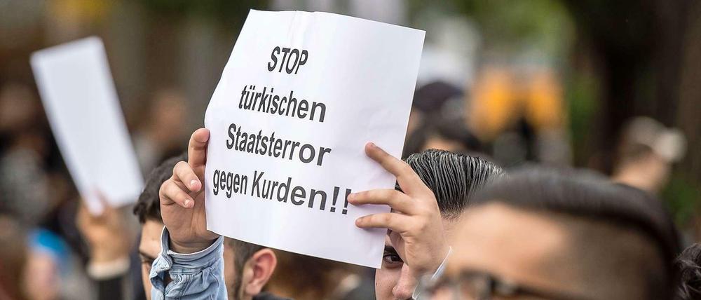 Protest gegen die türkische Regierung bei einer von Exilkurden besuchten Kundgebung in Stuttgart.