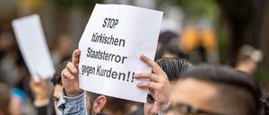 Protest gegen die türkische Regierung bei einer von Exilkurden besuchten Kundgebung in Stuttgart.