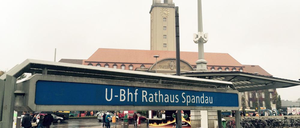 Blick auf den U-Bahnhof Rathaus Spandau mit dem Rathaus dahinter.