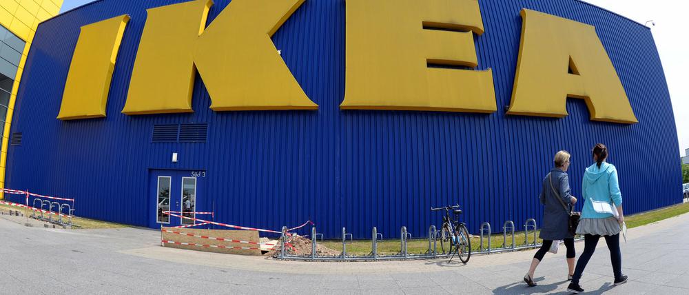 Möbelriese. Ikea erzielte in Deutschland im Geschäftsjahr 2014/2015 (31. August) einen Umsatz von 4,35 Milliarden Euro.