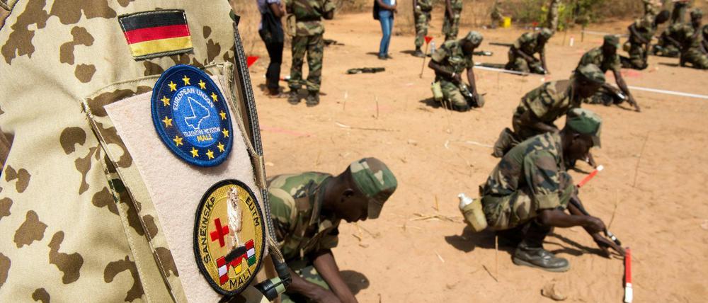 Bundeswehrsoldaten bilden im Mai 2013 in Koulikoro Pioniere der Armee Malis aus.