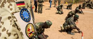 Bundeswehrsoldaten bilden im Mai 2013 in Koulikoro Pioniere der Armee Malis aus.