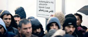 Warten wie gehabt. Vor dem Lageso in der Turmstraße war die Schlange für die Erstregistrierung der Asylsuchenden auch am Donnerstag lang – obwohl in der Bundesallee eine zweite Anlaufstelle eröffnet wurde.