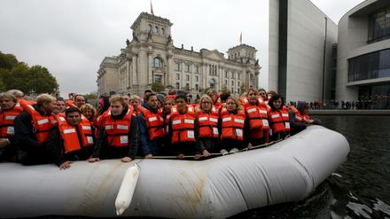 An Bord waren 121 Menschen, ein paar Politiker, Journalisten, drei Flüchtlinge, die selbst das Mittelmeer überquert haben, und viele Interessierte.