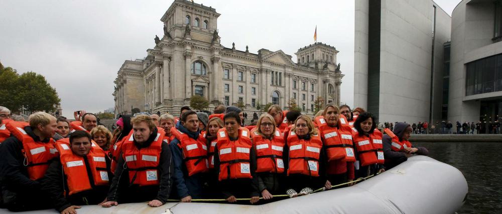 An Bord waren 121 Menschen, ein paar Politiker, Journalisten, drei Flüchtlinge, die selbst das Mittelmeer überquert haben, und viele Interessierte.