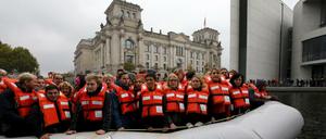An Bord waren 121 Menschen, ein paar Politiker, Journalisten, drei Flüchtlinge, die selbst das Mittelmeer überquert haben, und viele Interessierte.