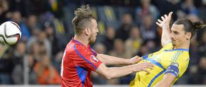 Hiergeblieben! Aber Zlatan Ibrahimovic (rechts) will sich nicht runterziehen lassen und noch zur EM fahren.