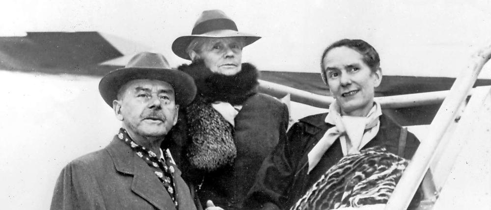 Thomas Mann mit Frau Katja (Mitte) und Tochter Erika auf einer Gangway eines Flugzeugs in New York.