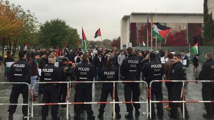 Aufgeheizte Stimmung vor dem Kanzleramt.