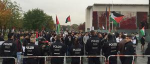 Aufgeheizte Stimmung vor dem Kanzleramt.