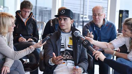 Pascal Wehrlein auf dem Hockenheimring vor dem letzten Saisonlauf der Deutschen Tourenwagen Masters (DTM) während eines Interviewtermins. 