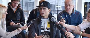 Pascal Wehrlein auf dem Hockenheimring vor dem letzten Saisonlauf der Deutschen Tourenwagen Masters (DTM) während eines Interviewtermins. 