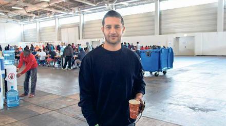 In der Messehalle wurde ein Speiseraum für die Flüchtlinge eingerichtet. Muhammed aus Bagdad kam über Ungarn nach Berlin.