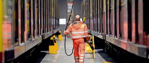 Ein Arbeiter geht im S-Bahn-Instandsetzungswerk Friedrichsfelde in Berlin zwichen den Zügen entlang.