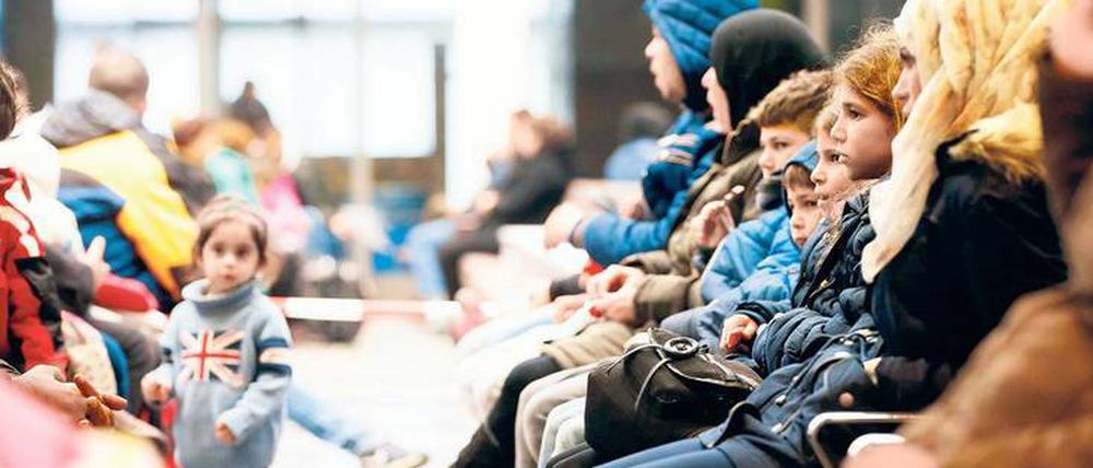 Warten neu geordnet. In der Lageso-Außenstelle in der Bundesallee können Asylsuchende jetzt auf Bänken aus dem BER Platz nehmen – und sitzen im Warmen.