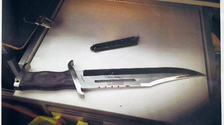 Mit diesem Messer wurde Henriette Reker am Wochenende schwer verletzt.