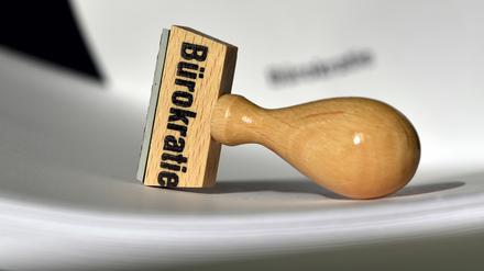 Stempel drauf, peng. Doch die deutsche Bürokratie ist langsam und teuer.