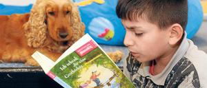 Besser üben. Fachleute empfehlen bei Leseschwäche ein an den Symptomen ansetzendes Training. In einem in Bremen positiv evaluierten Projekt lesen Kinder Tieren vor – weil sie dabei befreiter als vor Menschen agieren und Ängste überwinden können. 