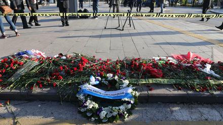 Blumen am Anschlagsort in Ankara.
