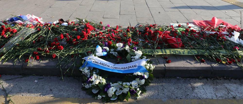 Blumen am Anschlagsort in Ankara.