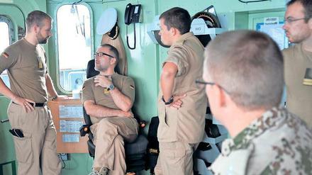 Kommandant Stefan Klatt (sitzend) und seine Besatzung haben es im Mittelmeer auf die Schleuser abgesehen.