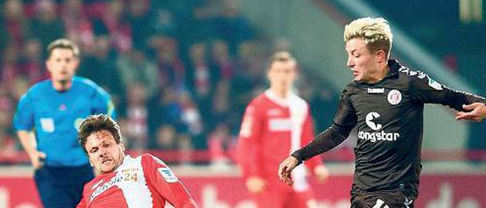 Kampf um Ball und Kult. Am Samstag treffen die beiden Revoluzzer-Klubs 1. FC Union und FC St. Pauli in der Alten Försterei aufeinander. Beide Klubs haben ihr Bestreben, anders zu sein, geschickt vermarktet. Foto: dpa/Mehlis