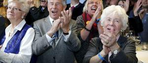 CDU-Mitglieder feiern die ersten Hochrechnungen, laut denen Henriette Reker die absolute Mehrheit in der Kölner Oberbürgermeisterwahl erhält.