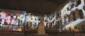 Auf der Fassade eines historischen Gebäudes sind Lichteffekte zu sehen.