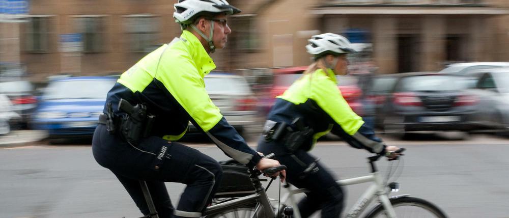 Der Leiter der Fahradstaffel in Berlin, Polizeihauptkomissar Sascha Ziegler (l) und seine Kollegin, die stellvertretende Leiterin der Fahradstaffel, Polizeioberkomissarin Andrea Barthels, unterwegs am Polizeipräsidium.