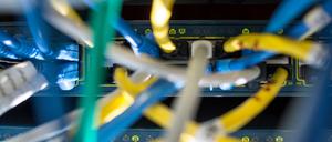 Netzwerkkabel stecken am 16.10.2015 in einem Serverraum in München (Bayern) in einem Switch. Nach jahrelangem Streit und gegen den scharfen Protest von Opposition und Datenschützern hat der Bundestag eine Wiedereinführung der Vorratsdatenspeicherung beschlossen. 