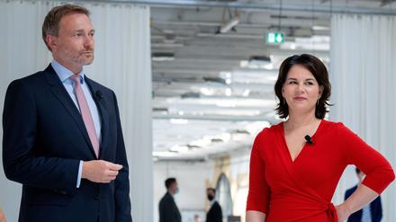 Annalena Baerbock (M), Kanzlerkandidatin und Bundesvorsitzende von Bündnis 90/Die Grünen, Olaf Scholz (r, SPD), SPD-Kanzlerkandidat und Bundesminister der Finanzen, und Christian Lindner, FDP-Spitzenkandidat, Fraktionsvorsitzender und Parteivorsitzender der FDP, stehen zu Beginn einer Gesprächsrunde des Bundesverbands der Energie- und Wasserwirtschaft zum Thema Energie- und Klimapolitik zusammen. +++ dpa-Bildfunk +++