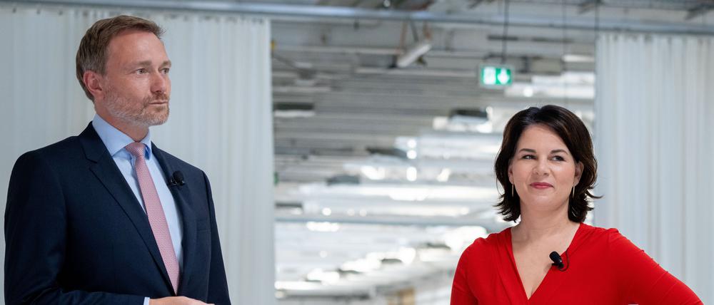 Annalena Baerbock (M), Kanzlerkandidatin und Bundesvorsitzende von Bündnis 90/Die Grünen, Olaf Scholz (r, SPD), SPD-Kanzlerkandidat und Bundesminister der Finanzen, und Christian Lindner, FDP-Spitzenkandidat, Fraktionsvorsitzender und Parteivorsitzender der FDP, stehen zu Beginn einer Gesprächsrunde des Bundesverbands der Energie- und Wasserwirtschaft zum Thema Energie- und Klimapolitik zusammen. +++ dpa-Bildfunk +++