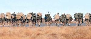 Am 7. Oktober 2001 begann unter Beteiligung US-amerikanischer und britischer Truppen die „Operation Enduring Freedom“ in Afghanistan. 