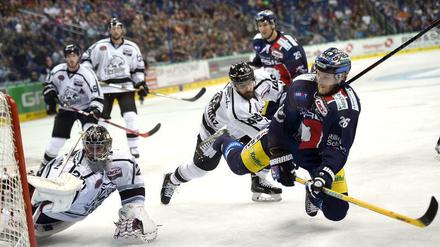 Die Verletzung von Florian Busch (rechts) schwächt die Eisbären.