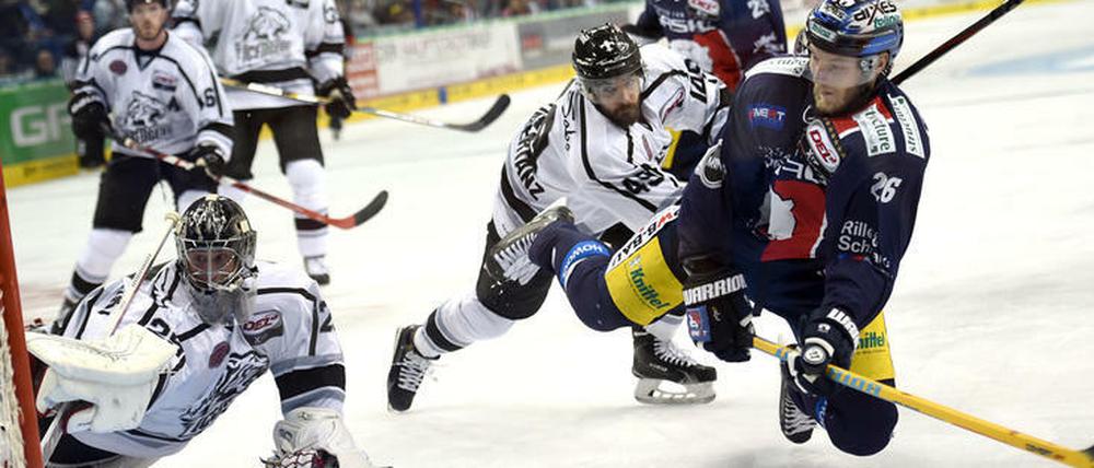 Die Verletzung von Florian Busch (rechts) schwächt die Eisbären.