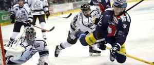 Die Verletzung von Florian Busch (rechts) schwächt die Eisbären.