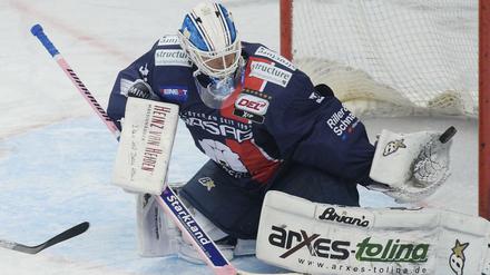 Berlins Torwart Petri Vehanen bewahrte den Eisbären den Sieg.