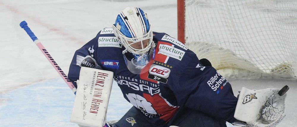 Berlins Torwart Petri Vehanen bewahrte den Eisbären den Sieg.