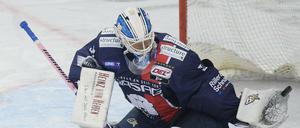 Berlins Torwart Petri Vehanen bewahrte den Eisbären den Sieg.
