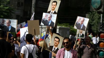 Assad-Anhänger bekunden ihre Sympathie für Wladimir Putin in Damaskus.