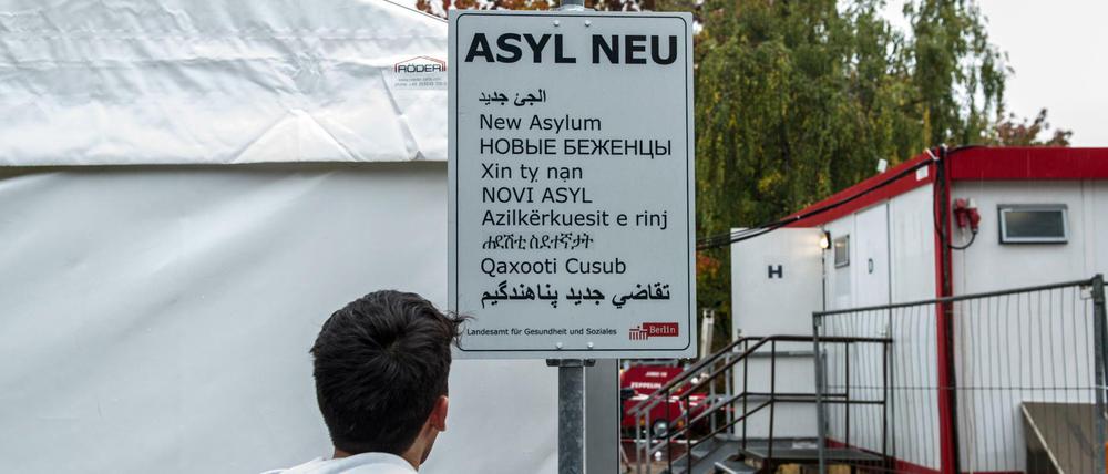 500 zusätzliche Stellen „zur Bewältigung des Flüchtlingsandrangs“ verspricht die SPD.
