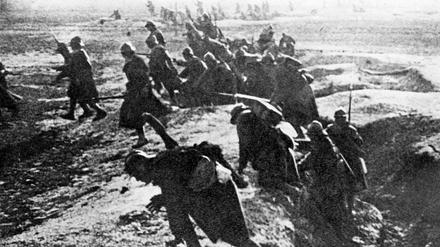 Französische Soldaten klettern während der Schlacht um die ostfranzösische Stadt Verdun zu einem Angriff aus ihren Schützengräben (Archivfoto von 1916).