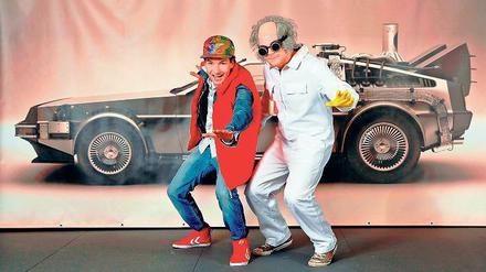 Sieht so die Zukunft aus? So könnten jedenfalls ein paar Kinobesucher und Partygäste heute Abend durch Berlin laufen, die sich wie Marty McFly (Kostüm links) und Doc Brown (Kostüm rechts) verkleidet haben. 