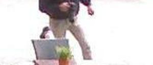 Einer der Täter während des Überfalls. In seiner Hand die Reizgasdose.